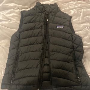 Womans Patagonia puffer vest. used but in great condition